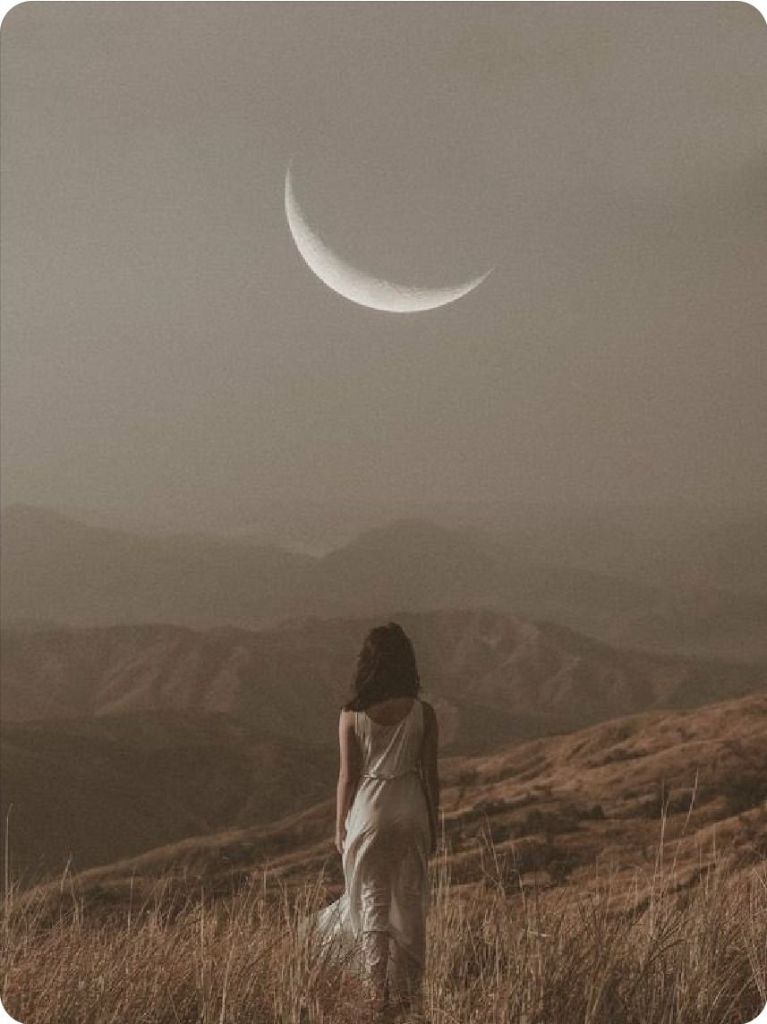 Femme contemplant la lune — connexion spirituelle et introspection